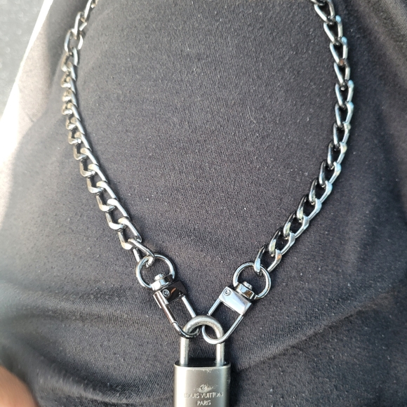 Rare Louis Vuitton Gunmetal padlock and unbranded chain. - Picture 2 of 3